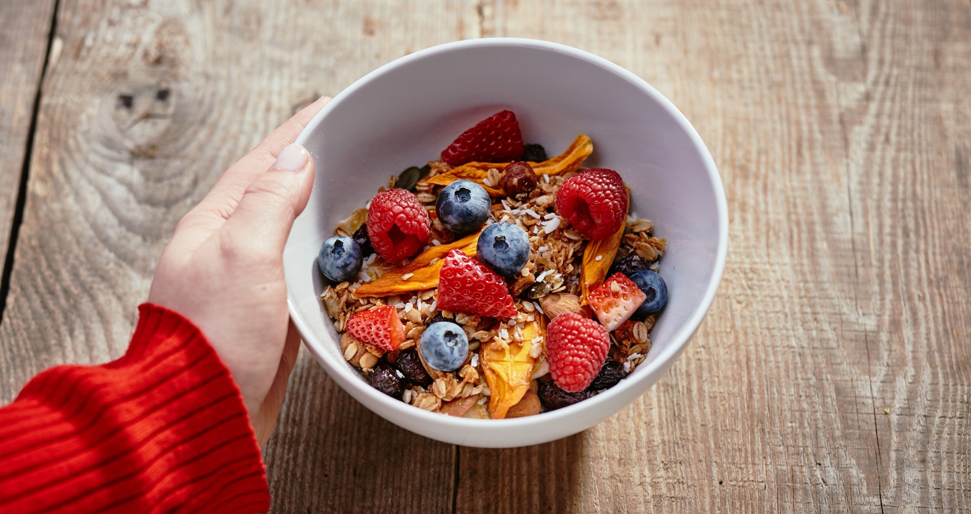 Müsli mit Hand