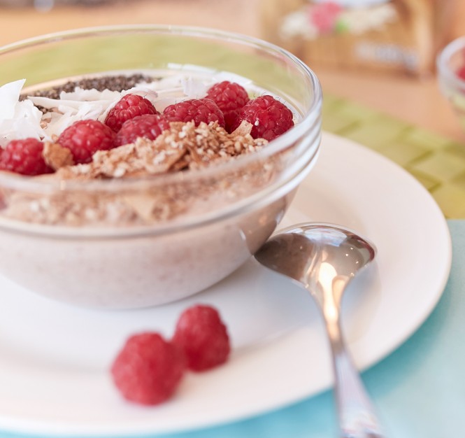 Müsli mit Himbeeren und Topping