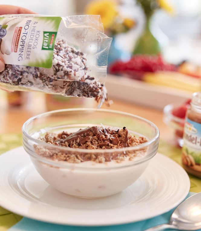 Müsli mit Mandelnusscreme und Topping