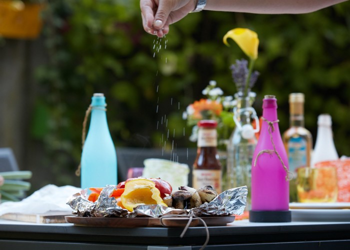 Grillgemüse wird gewürzt
