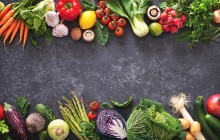 Gemüse und Obst auf Schieferhintergrund