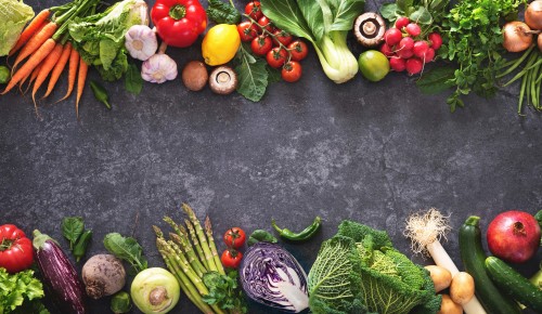 Gemüse und Obst auf Schieferhintergrund