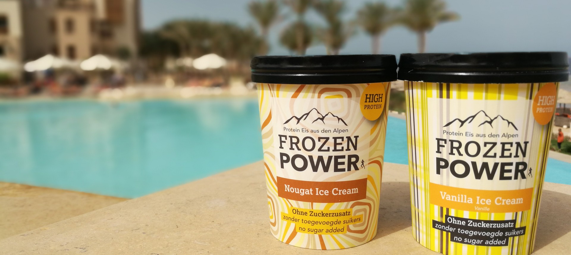 Young and Urban Frozen Power Zwei Sorten Frozen Power Eis vor einem Swimmingpool