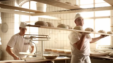 Bäcker beim Brot backen