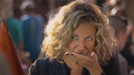 Haya Molcho bei der Gewürzauswahl