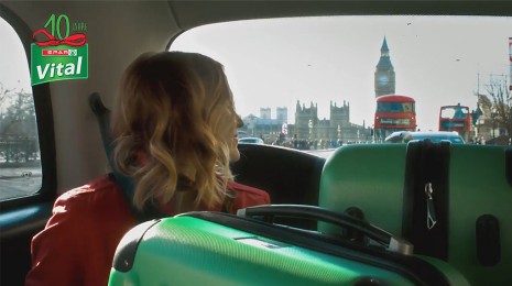 Mirjam Weichselbraun in Londoner Taxi