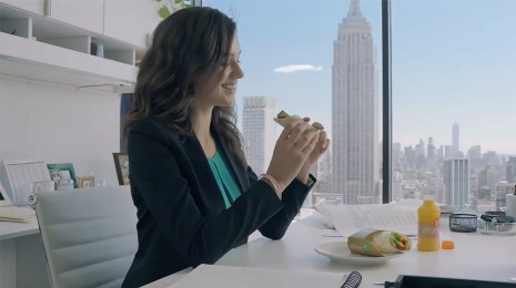Frau genießt SPAR enjoy vor New York Skyline