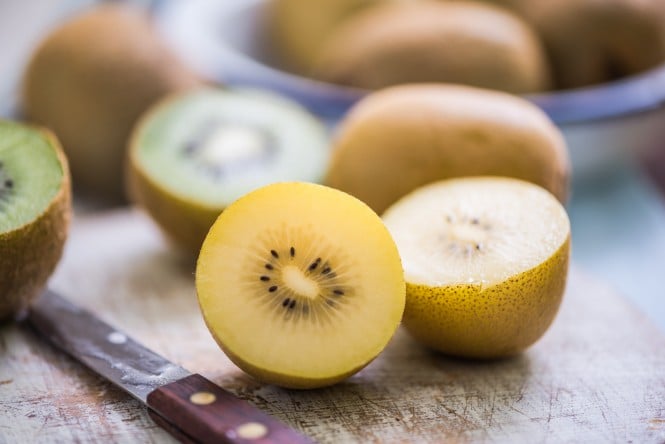 Kiwi in der Hälfte durchgeschnitten