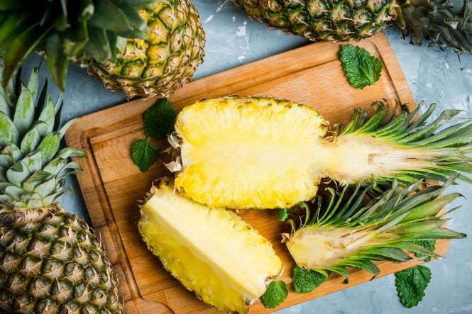 Aufgeschnittener Ananas in zwei Hälften