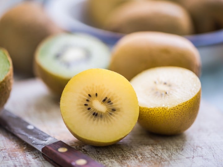 Kiwi in der Hälfte durchgeschnitten