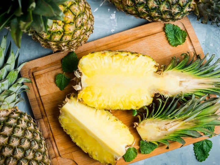 Aufgeschnittener Ananas in zwei Hälften