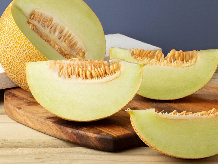 Aufgeschnittene Galia melone auf einem Holzbrett