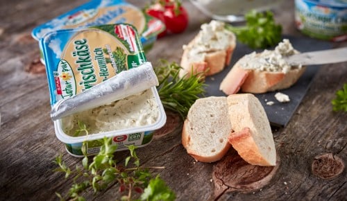 Natur*pur, Frischkäse, Aufstrich, Brot, Käsesorten, Holzhintergrund, Holztisch, Helge Kirchberger, Käse, September, 2020