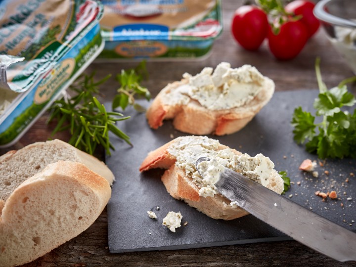 Frischkäse auf Brot