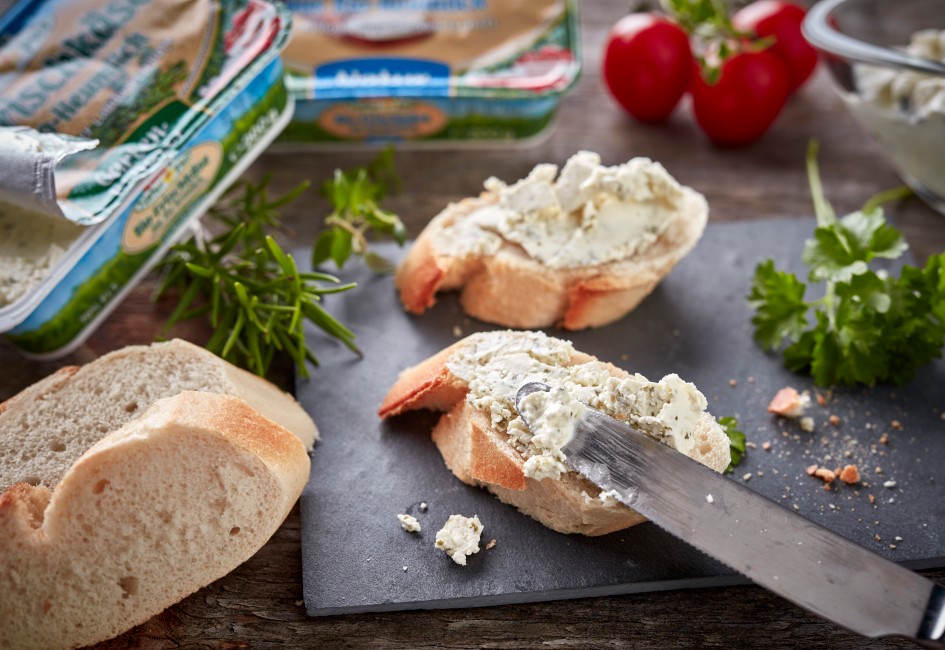 Frischkäse auf Brot