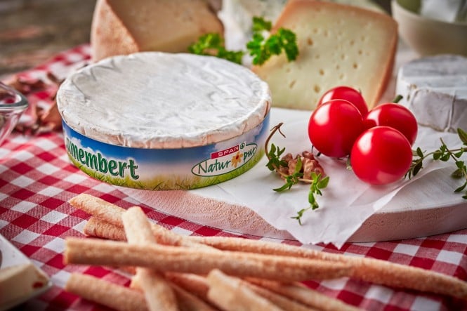 verschiedene Weichkäse nah