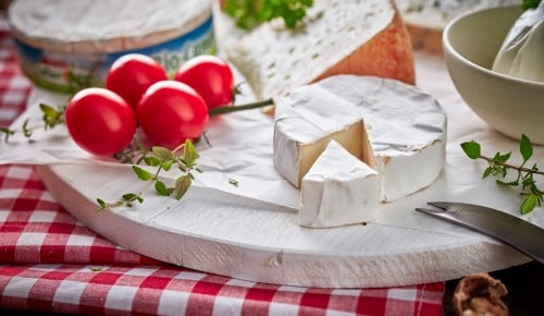 Camembert mit Radieschen