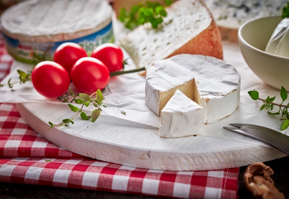 Camembert mit Radieschen