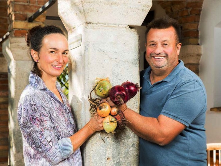 Erich und Priska Stekovics halten Zwiebel