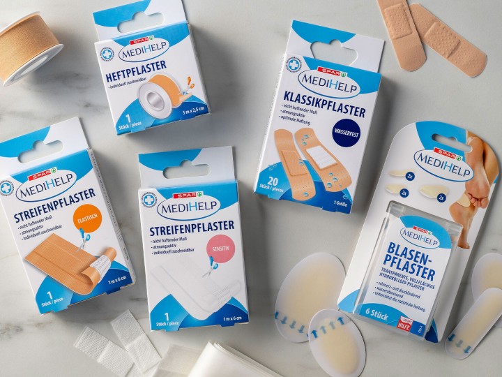 Das MediHelp Pflaster-Sortiment liegt auf einem Tisch