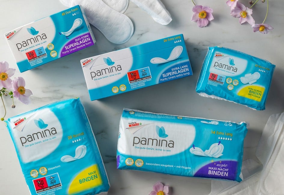 Das Pamina Binden Sortiment liegt auf einem Tisch