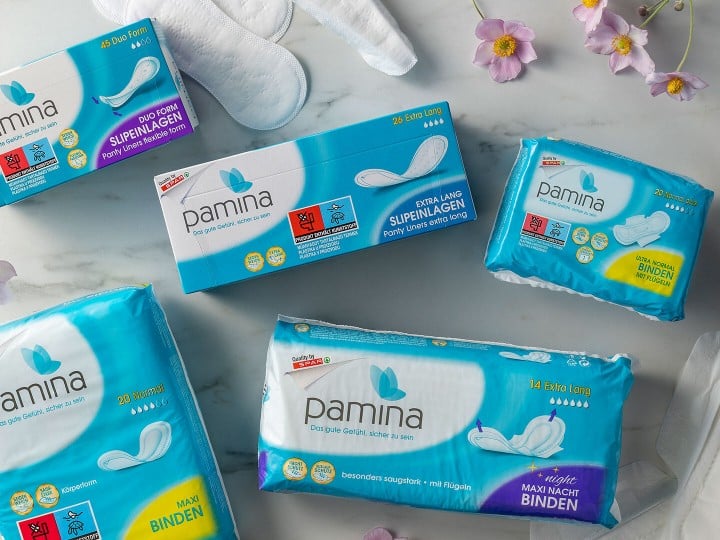 Das Pamina Binden Sortiment liegt auf einem Tisch