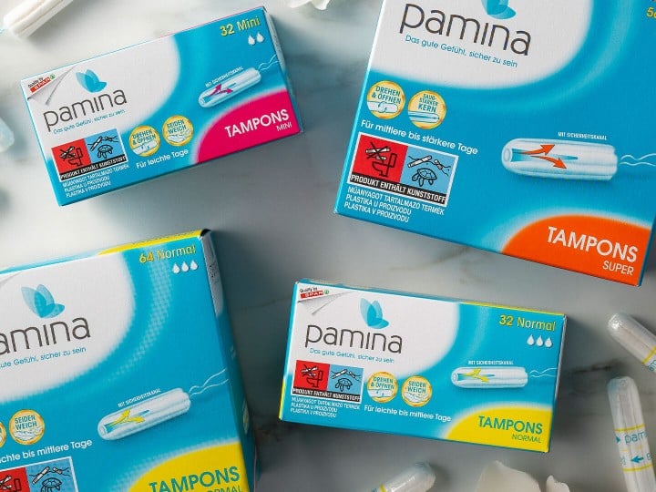Das Pamina Tampons Sortiment liegt auf einem Tisch