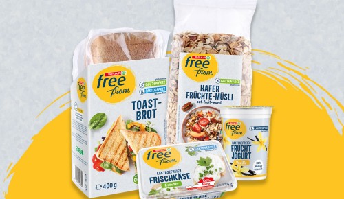 Es stehen 4 SPAR Free Fromm Produkte vor einem gelben kreisrunden Hintergrund