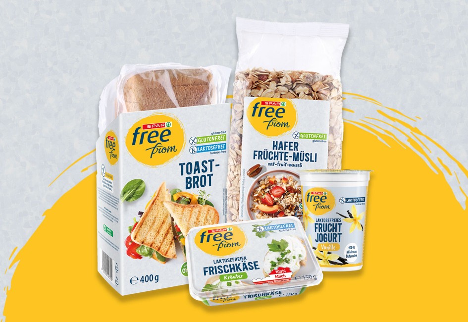 Es stehen 4 SPAR Free Fromm Produkte vor einem gelben kreisrunden Hintergrund