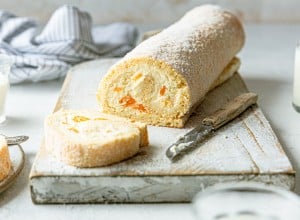 Biskuitroulade mit Pfirsich-Topfen-Creme