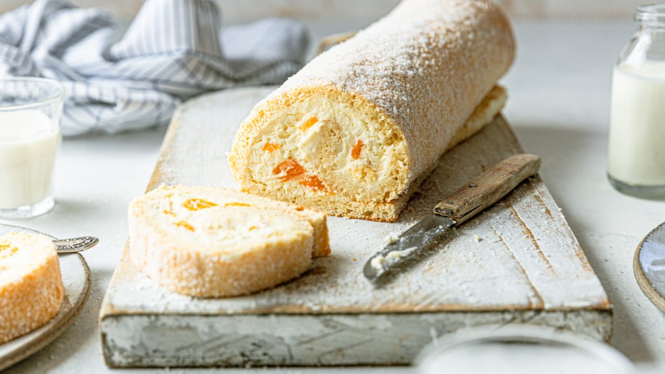 Biskuitroulade mit Pfirsich-Topfen-Creme