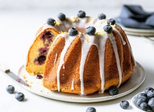 Gugelhupf mit Heidelbeeren
