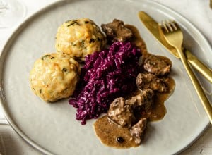 Hirschragout mit Blaukraut und Semmelknödel