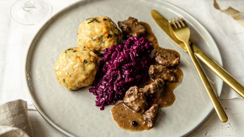Hirschragout mit Blaukraut und Semmelknödel