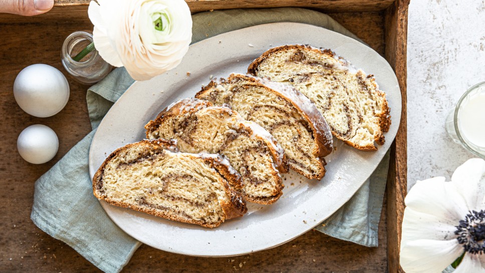 Hefezopf mit Nussfüllung » Backen mit Christina | SPAR Mahlzeit!