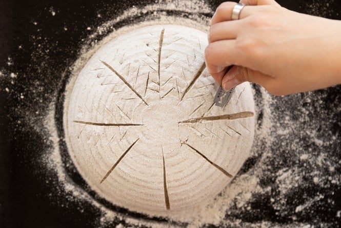 Das Brot wird eingeschnitten