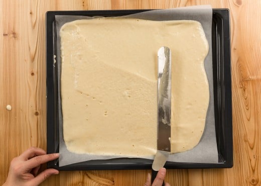 Die Masse wird auf ein mit Backpapier belegtes Blech gestrichen