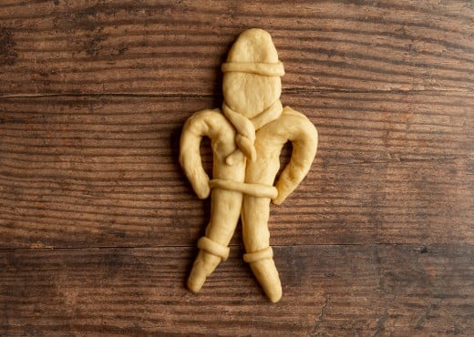 aus den Teigstücken geformter Nikolaus