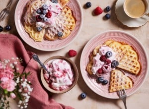 Herzwaffeln mit Himbeerschlag