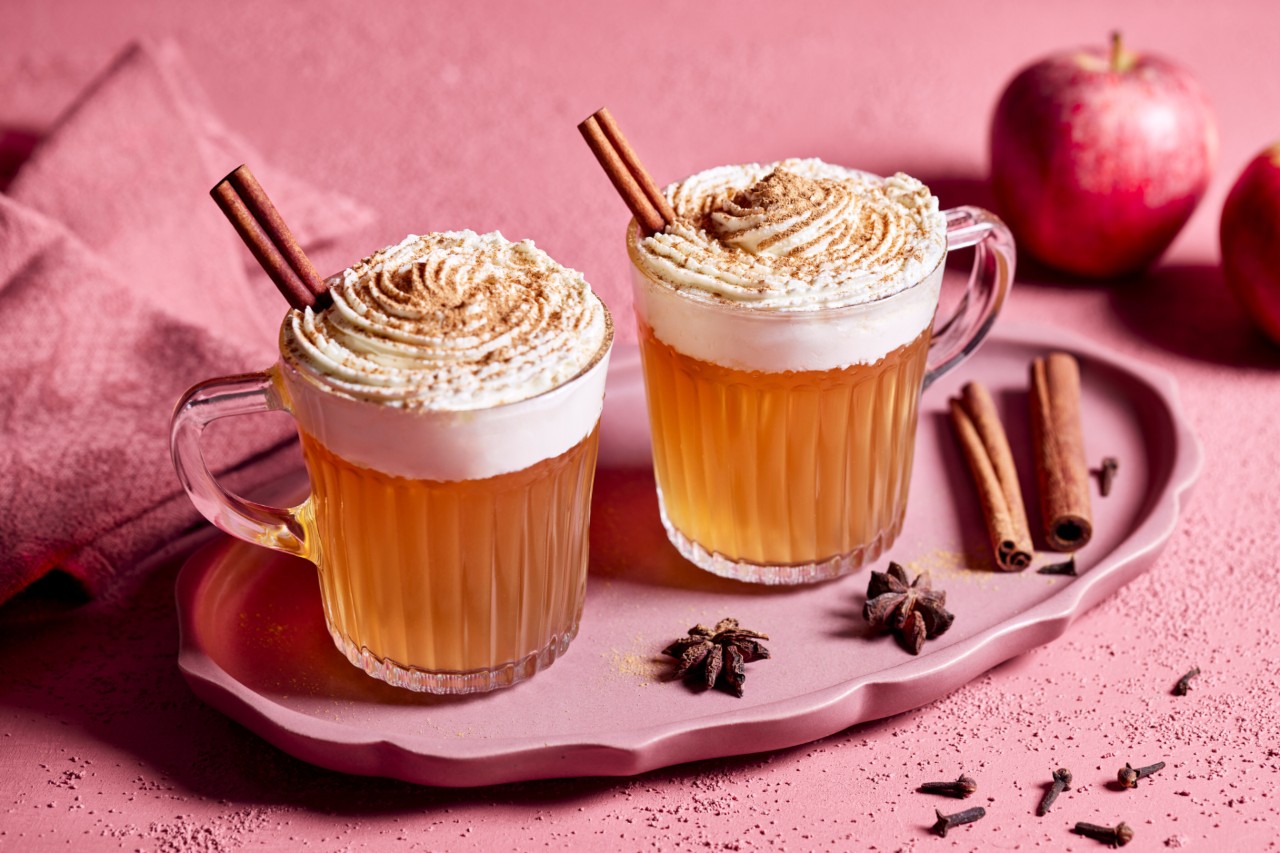 Apfelpunsch mit Rum und Zimt-Sahnehäubchen