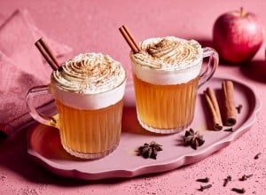 Apfelpunsch mit Rum und Zimt-Sahnehäubchen