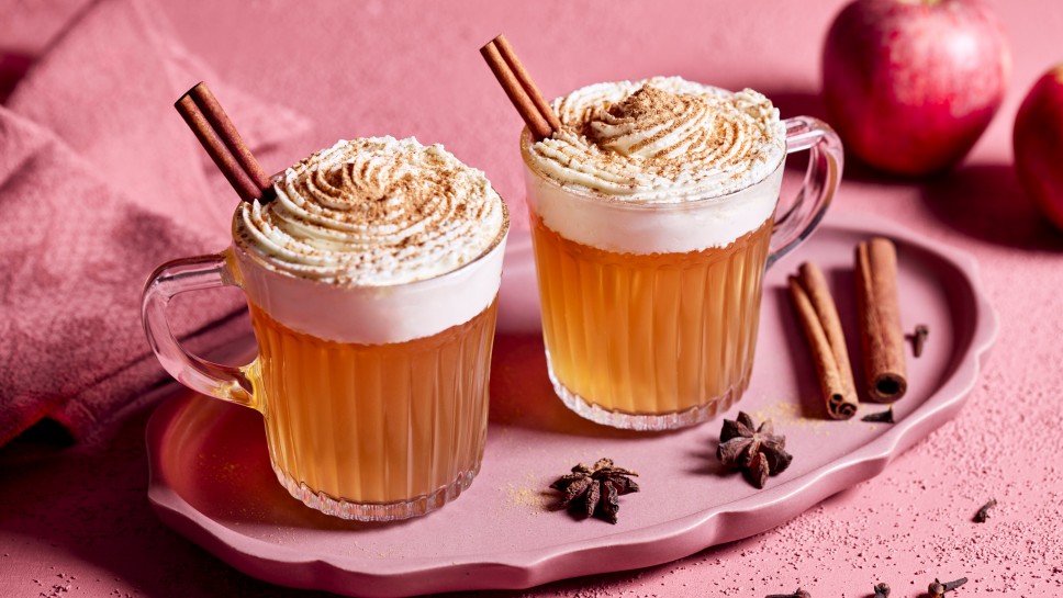 SPAR Mahlzeit! Apfelpunsch mit Rum und Zimt-Sahnehäubchen