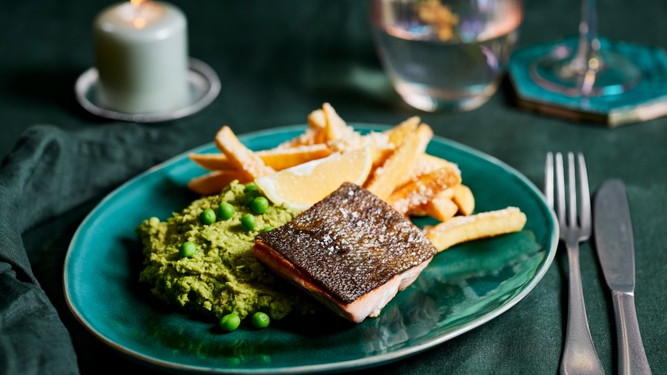 SPAR Mahlzeit! Wildlachs mit Erbsen-Mash und Parmesan-Pommes