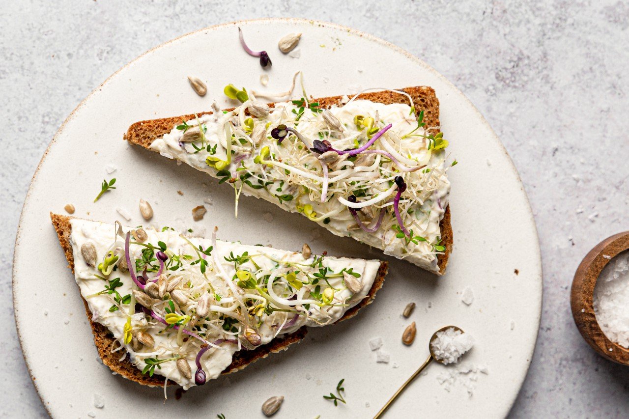 Topfenkäse mit bunten Sprossen