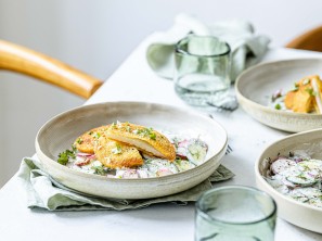 SPAR Mahlzeit! Kohrlabischnitzerl mit Gurken-Radieschen-Salat