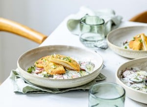 SPAR Mahlzeit! Kohrlabischnitzerl mit Gurken-Radieschen-Salat