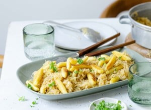 Erdäpfelsteckerl mit würzigem Sauerkraut