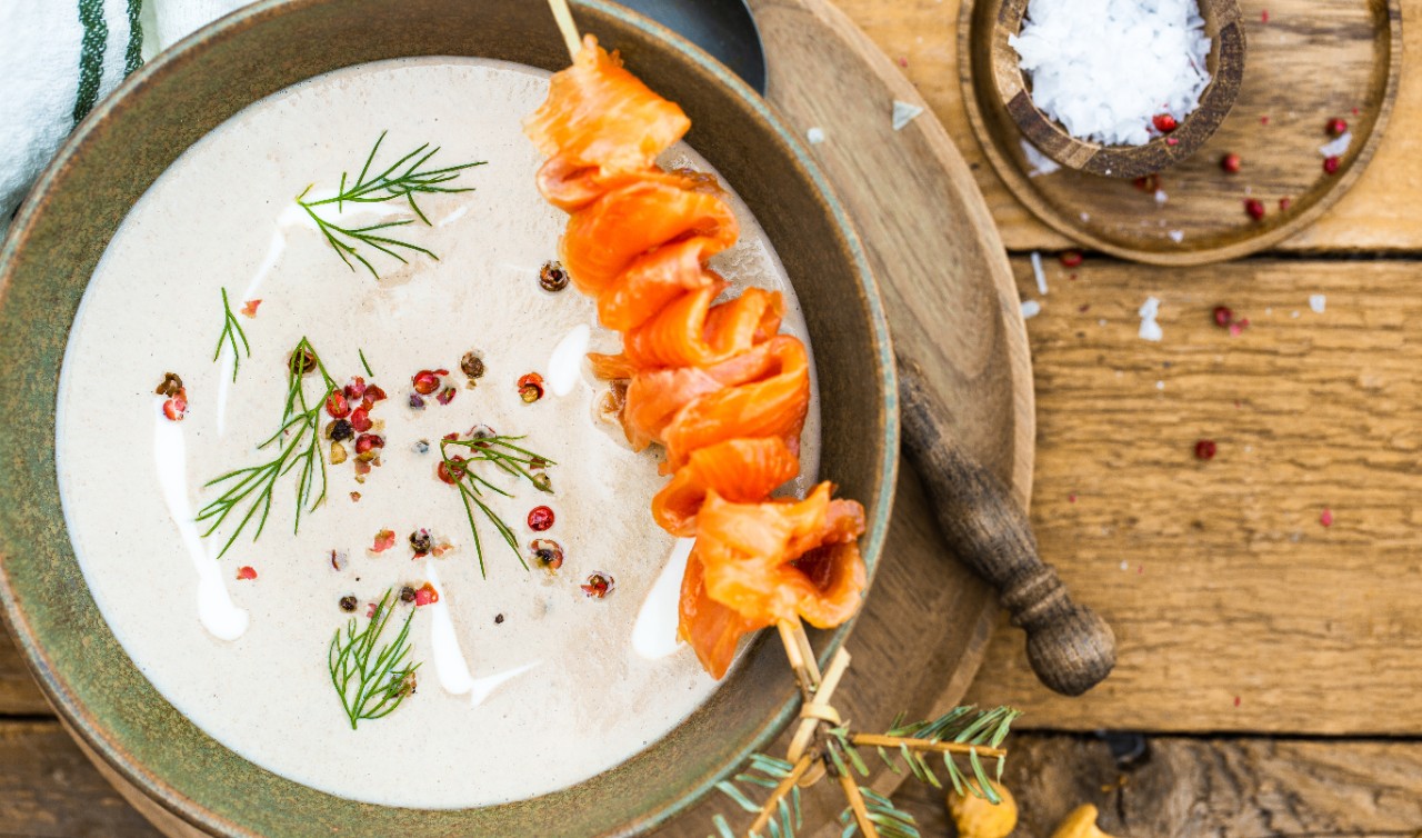 Pikante Eierschwammerlsuppe mit gebeizter Lachsforelle