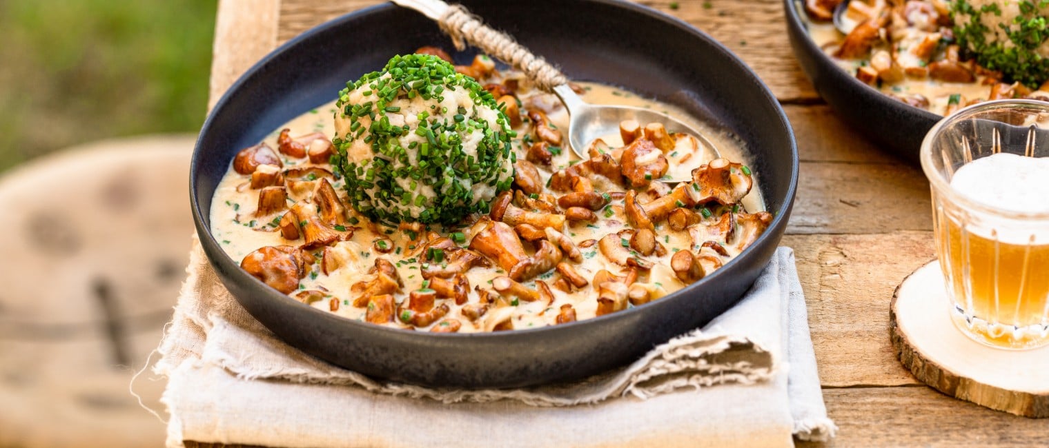 SPAR Mahlzeit Klassisches Eierschwammerlgulasch mit Thymian-Semmelknödel