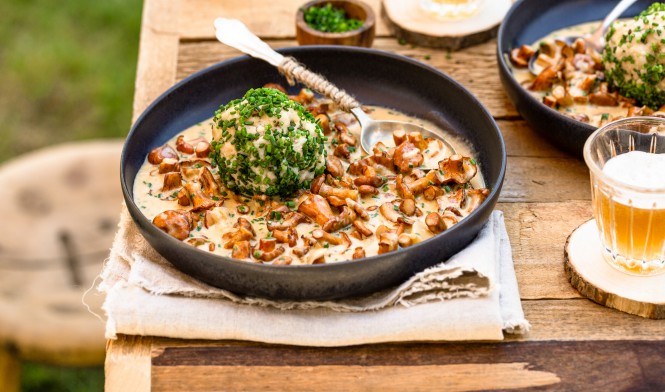 SPAR Mahlzeit Klassisches Eierschwammerlgulasch mit Thymian-Semmelknödel